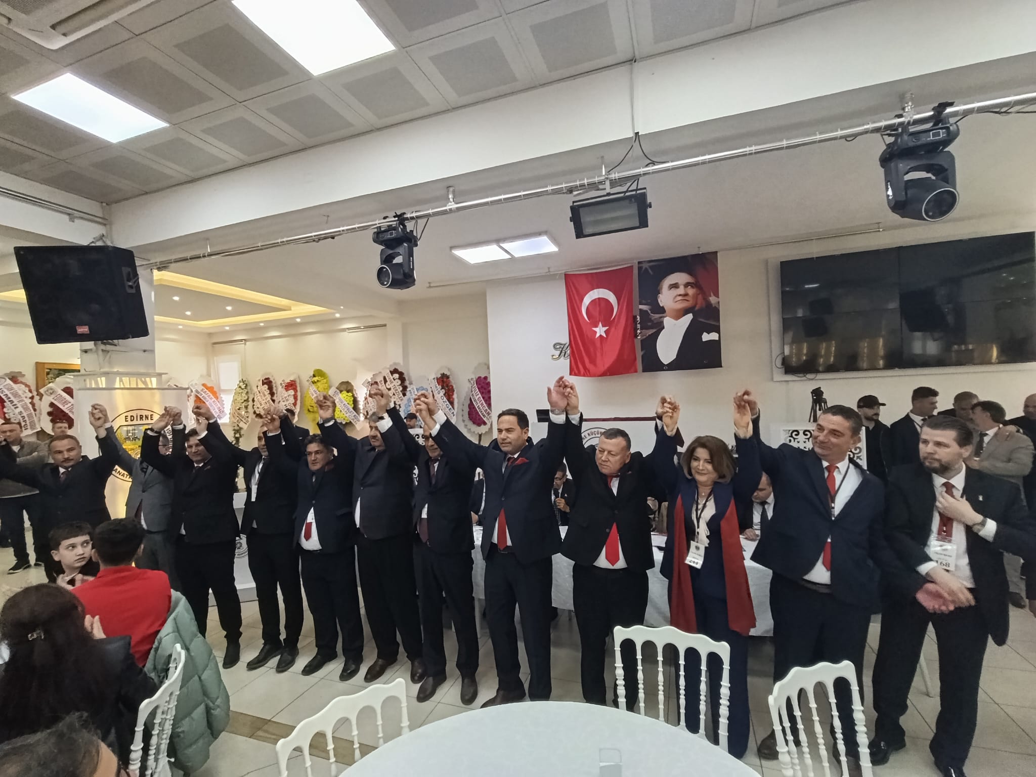 EDESOB 42'nci Olağan Seçimli Genel Kurulu'nda adaylar sandık başında oylarını kullandı. Oy kullanımı saat 17.00'ye kadar devam edecek.